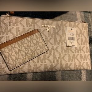 SOLD✔️✔️✔️Michael Kors Wristlet and Card Holder Set